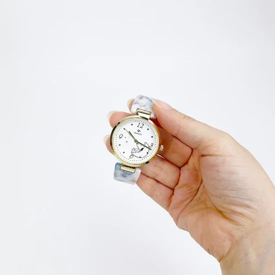 Snoopy's bangle-type wristwatch